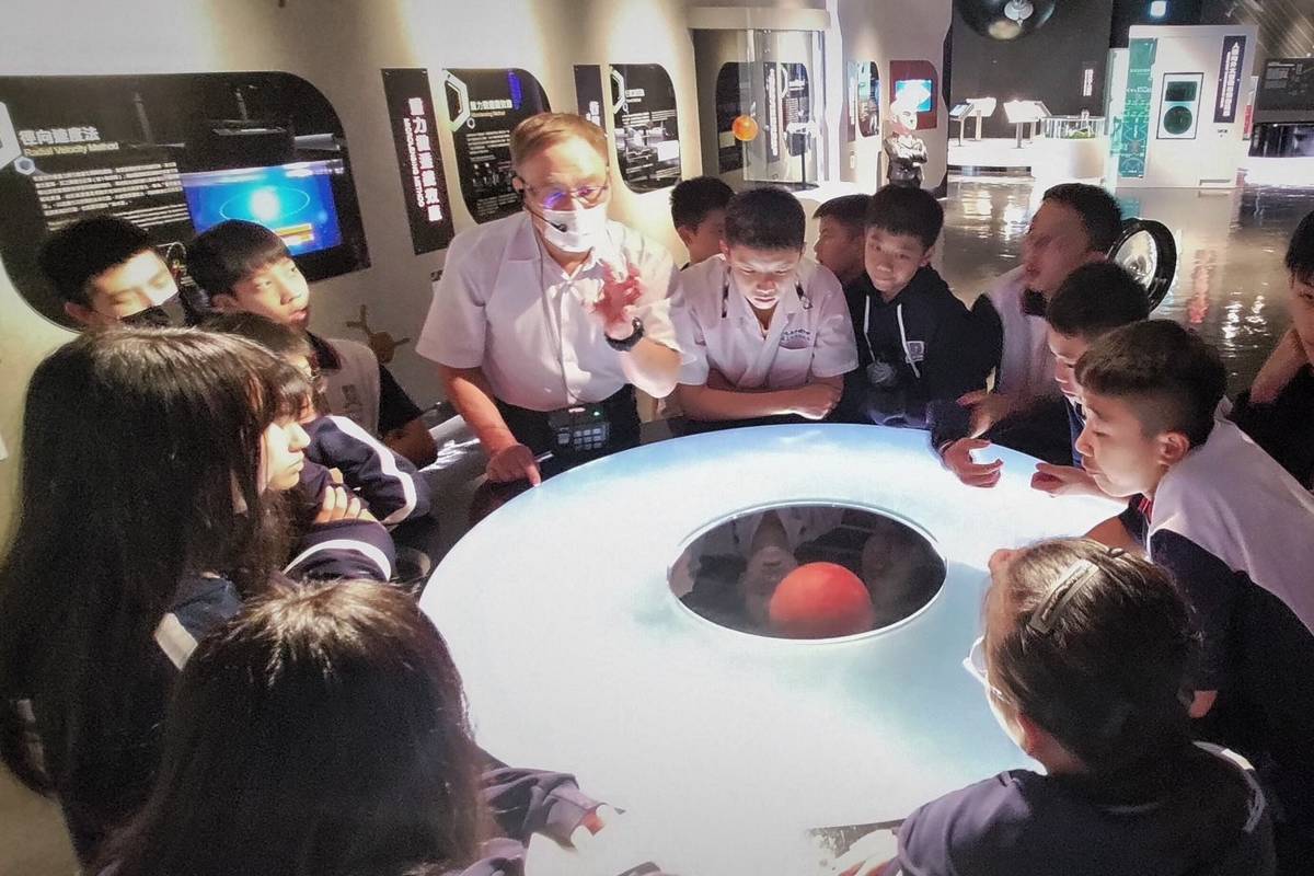 天文館導覽老師講解「找尋太陽系外行星的方法」，讓學生們認識到祖先的智慧和科學的魅力