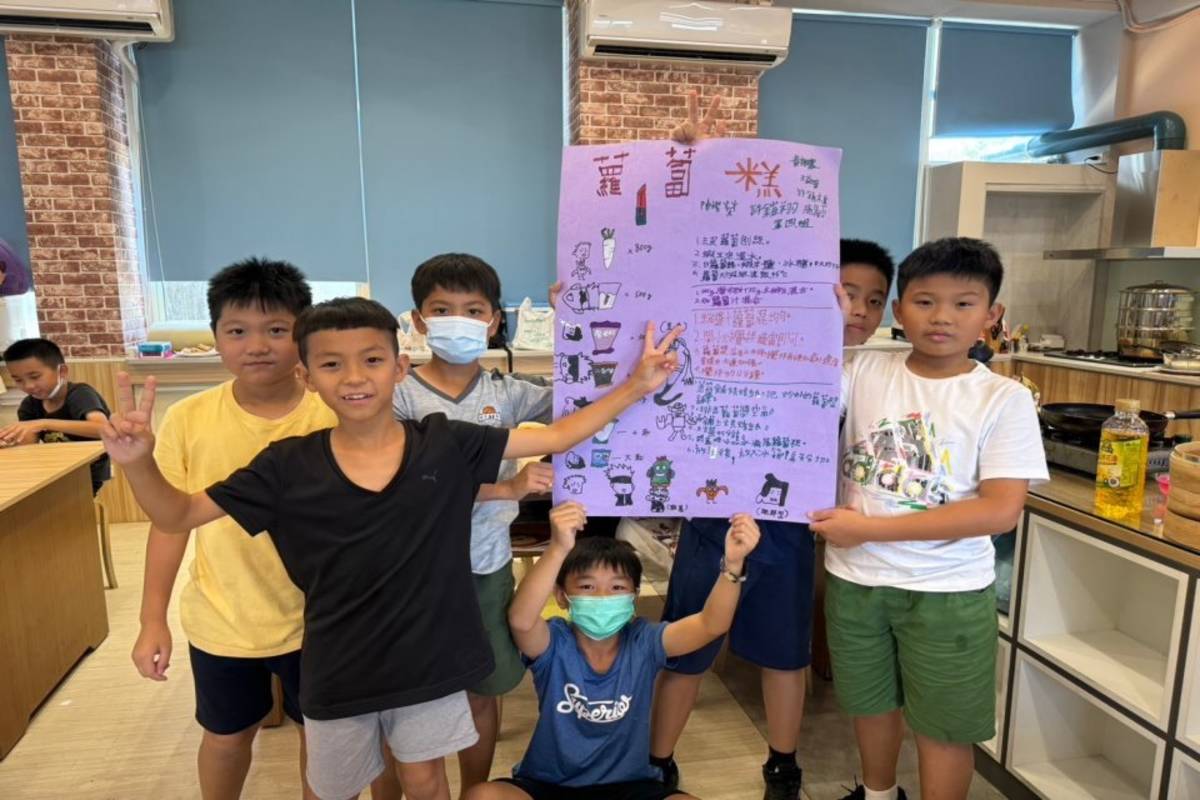 豐崙國小學生用海報分享夏日樂學營隊所學