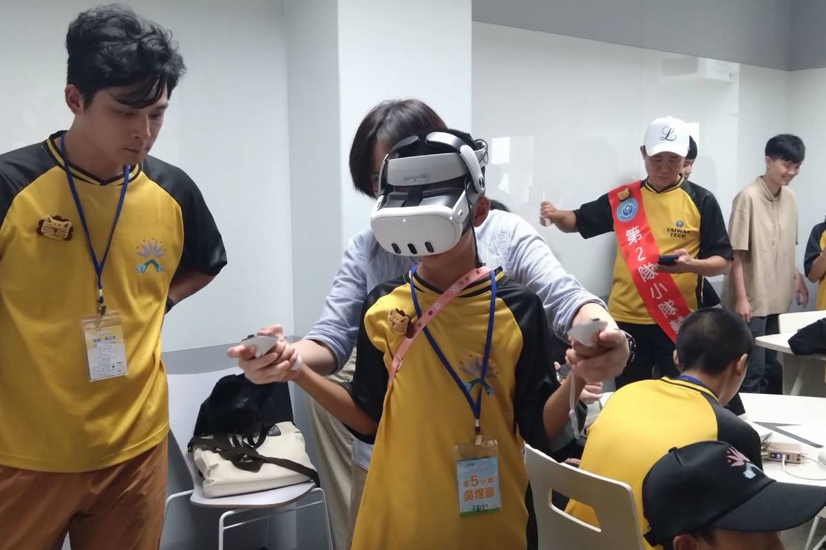 「圓夢台北」活動讓每位同學體驗VR及MR，身歷其境感受最新科技魅力，開闊眼界。(臺科大提供)