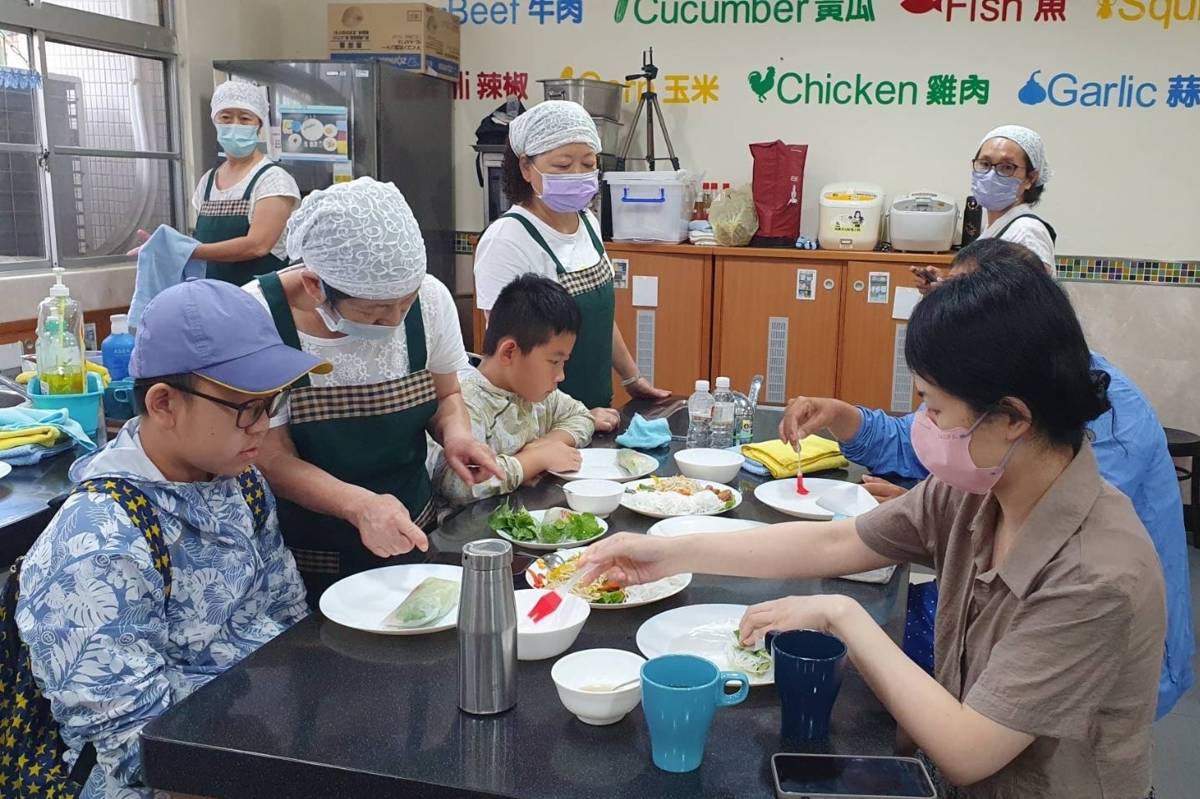 食育士在旁協助親子製作春捲