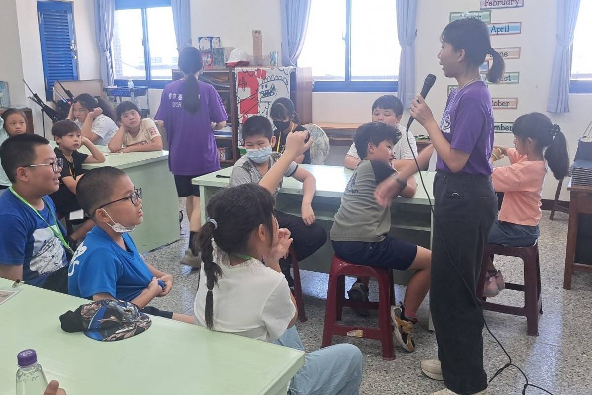 本次營隊總召吳允慈進行環境教育授課，與學生互動熱絡，討論水資源的重要性。