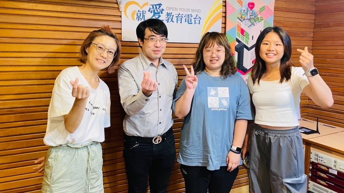圖左二:義守大學國際及兩岸事務處國際移動力中心主任林宜賢Ethan、圖右二:義守大學學生游庭誼與圖右一:周君旻