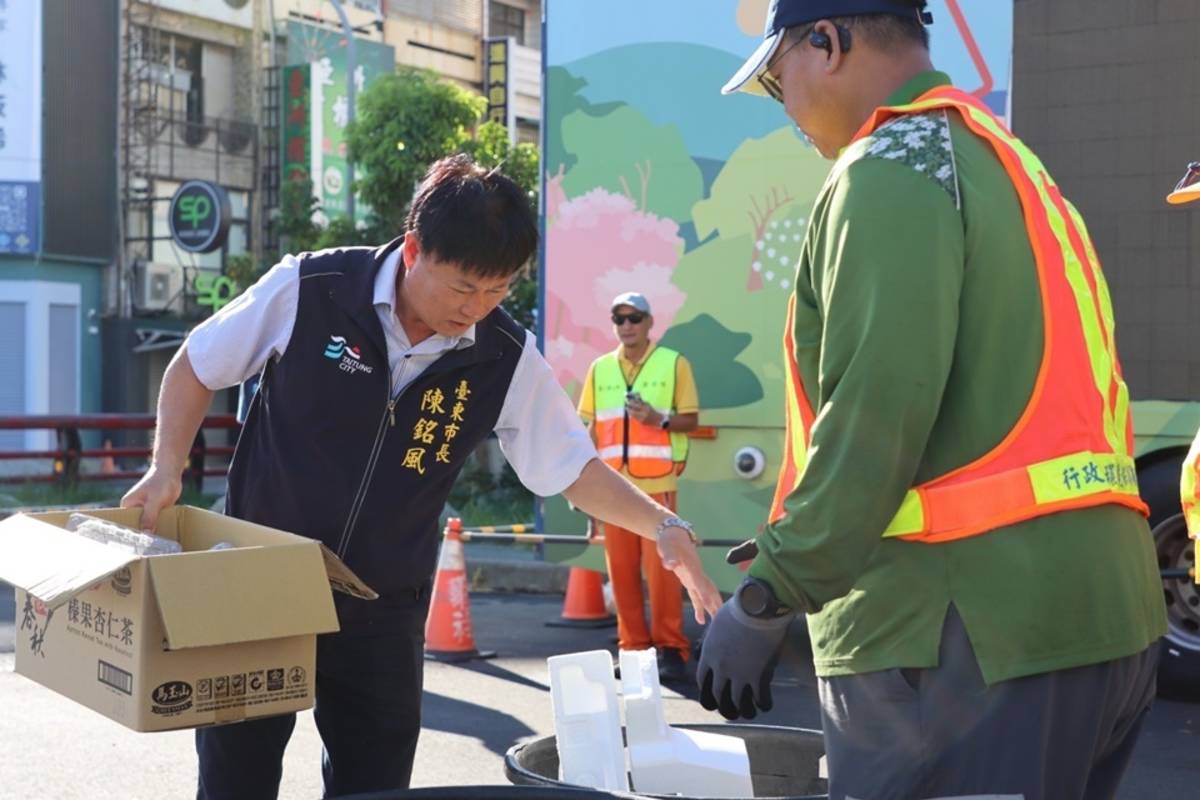 臺東市113年的定時定點垃圾清運及回收服務正式啟動，市長陳銘風親自前清運點使用新增的資源回收服務，了解運作情形。