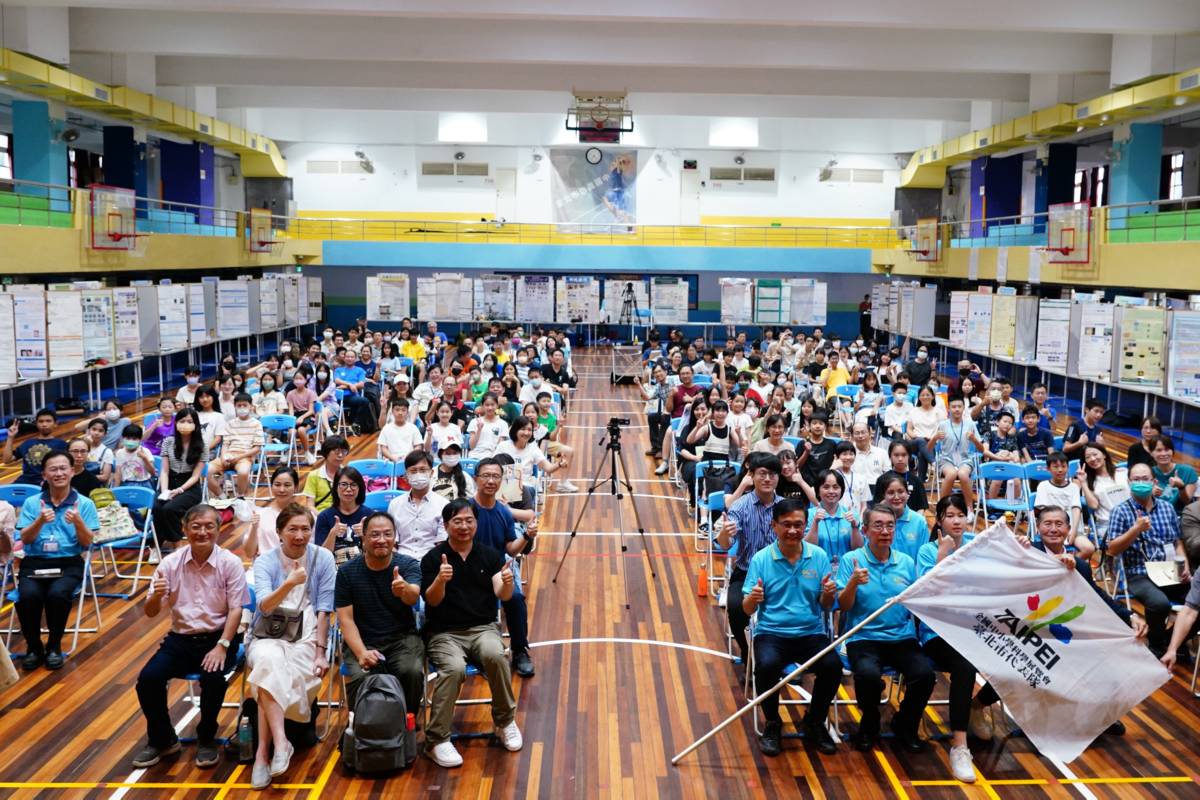 臺北市教育局舉辦全國科展代表隊授旗典禮，為選手加油