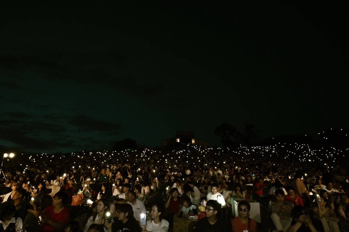 2024臺灣國際熱氣球嘉年華光雕音樂會昨(11)晚在臺東鹿野高臺舉行，13顆熱氣球結合無人機、煙火展演，吸引逾2萬5千名球迷同歡。(臺東縣政府提供)