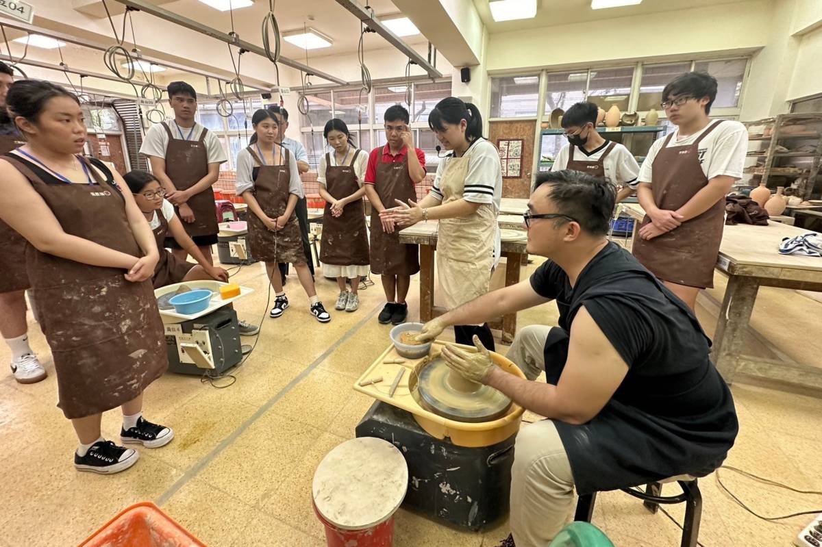 鶯歌工商王同學(右三)用全英講解如何製作陶器，透過外語將臺灣文化傳遞給美國學生 (新北教育局提供)