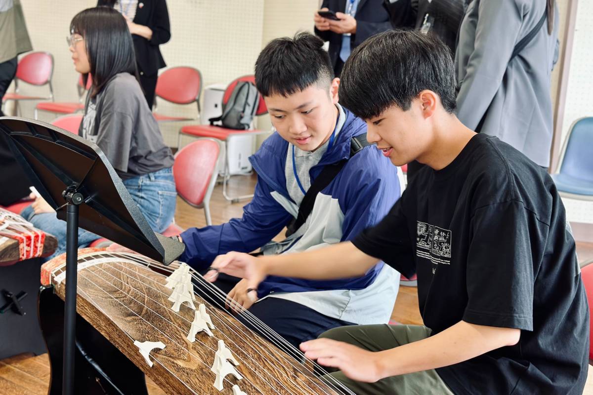 臺灣學生參訪日本宮城縣的古川高校，臺日學生以古箏交流