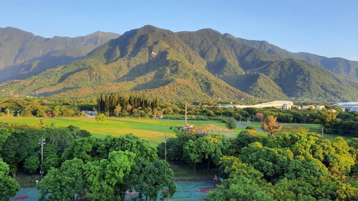 慈濟大學宿舍後方的晨光山景(賴凝香提供)