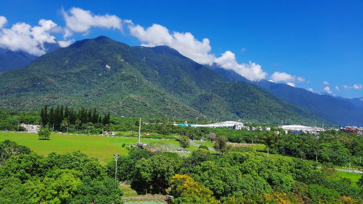 慈濟大學宿舍後方的晨光山景(賴凝香提供)