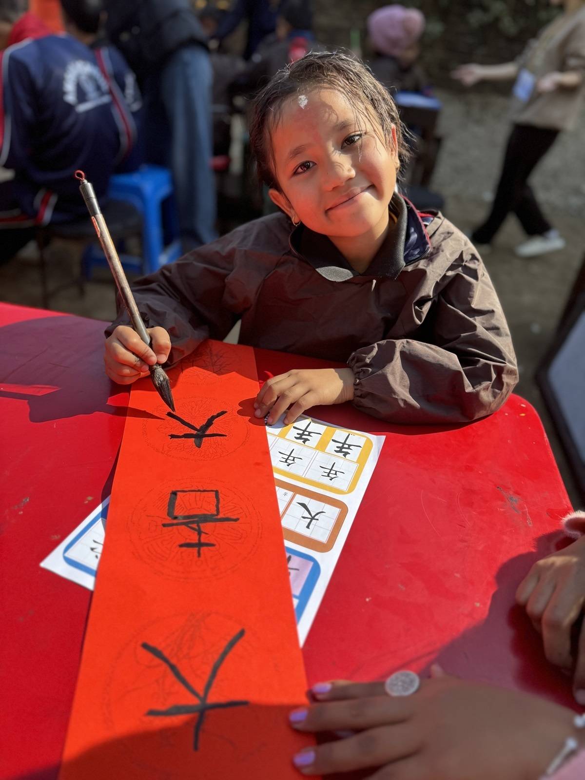 尼泊爾當地學生於文化課程動手寫春聯