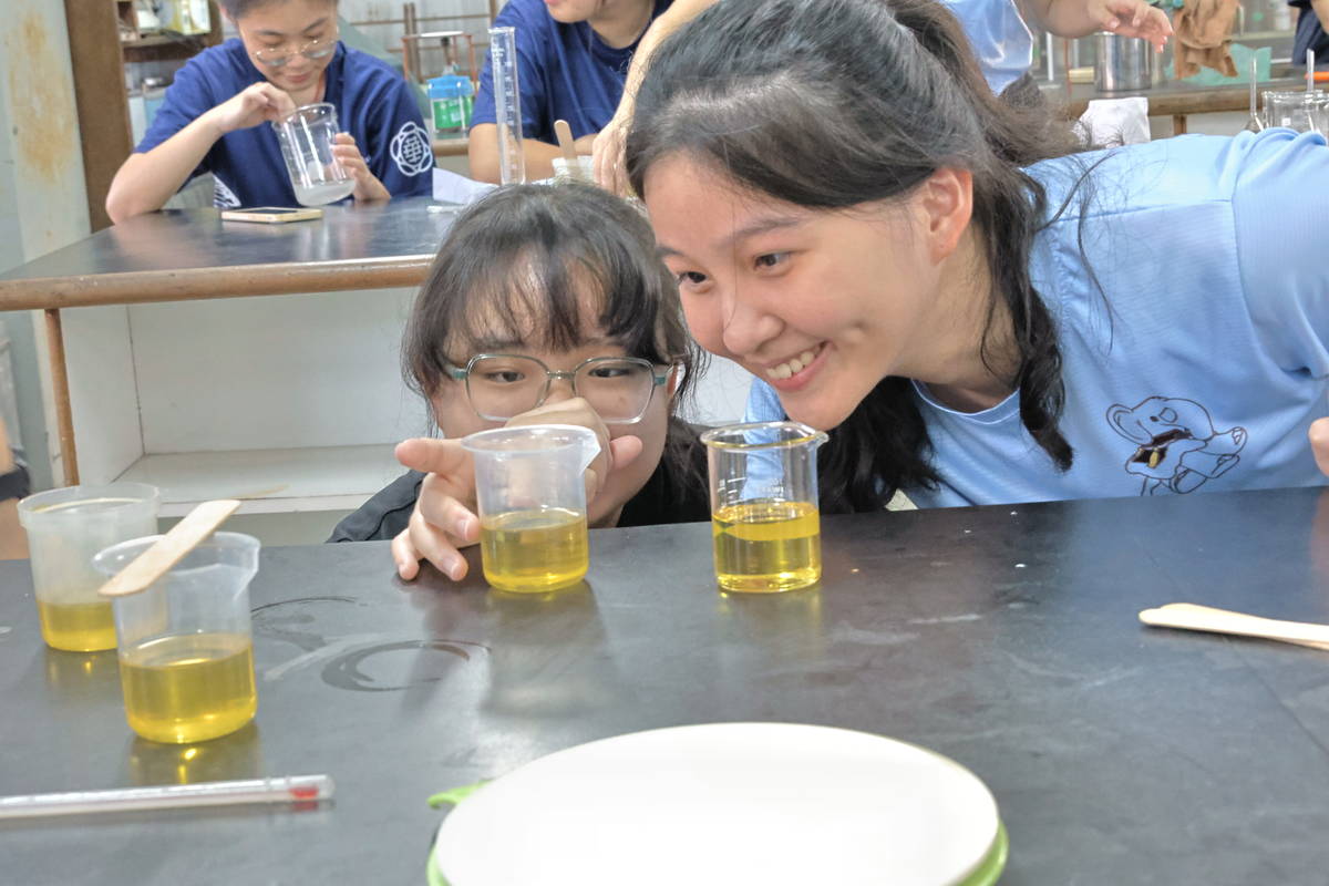 華聯中學同學聚精會神觀測棕櫚油的成分及容量，準備製作手工皂。(元智大學提供)
