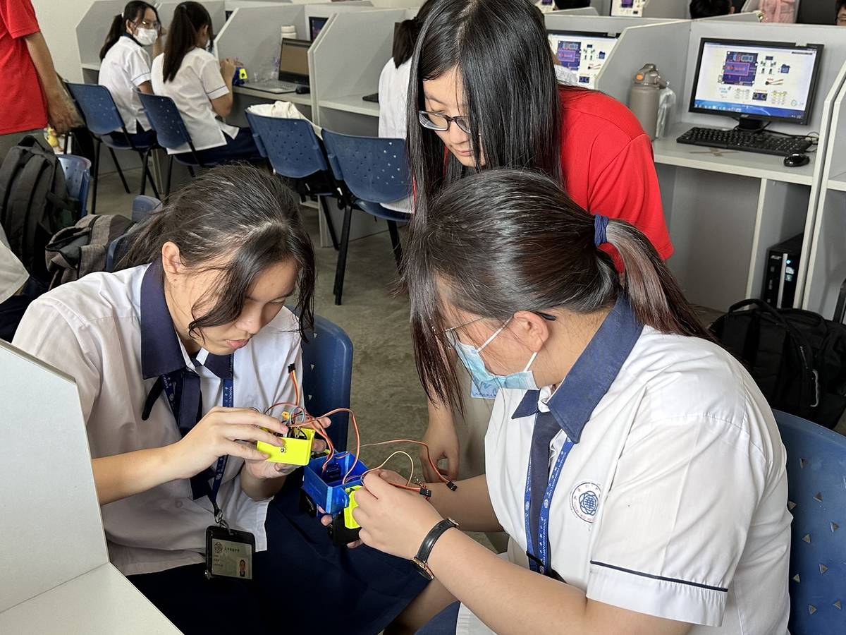 華聯中學的同學正在組裝機器人(元智大學提供)