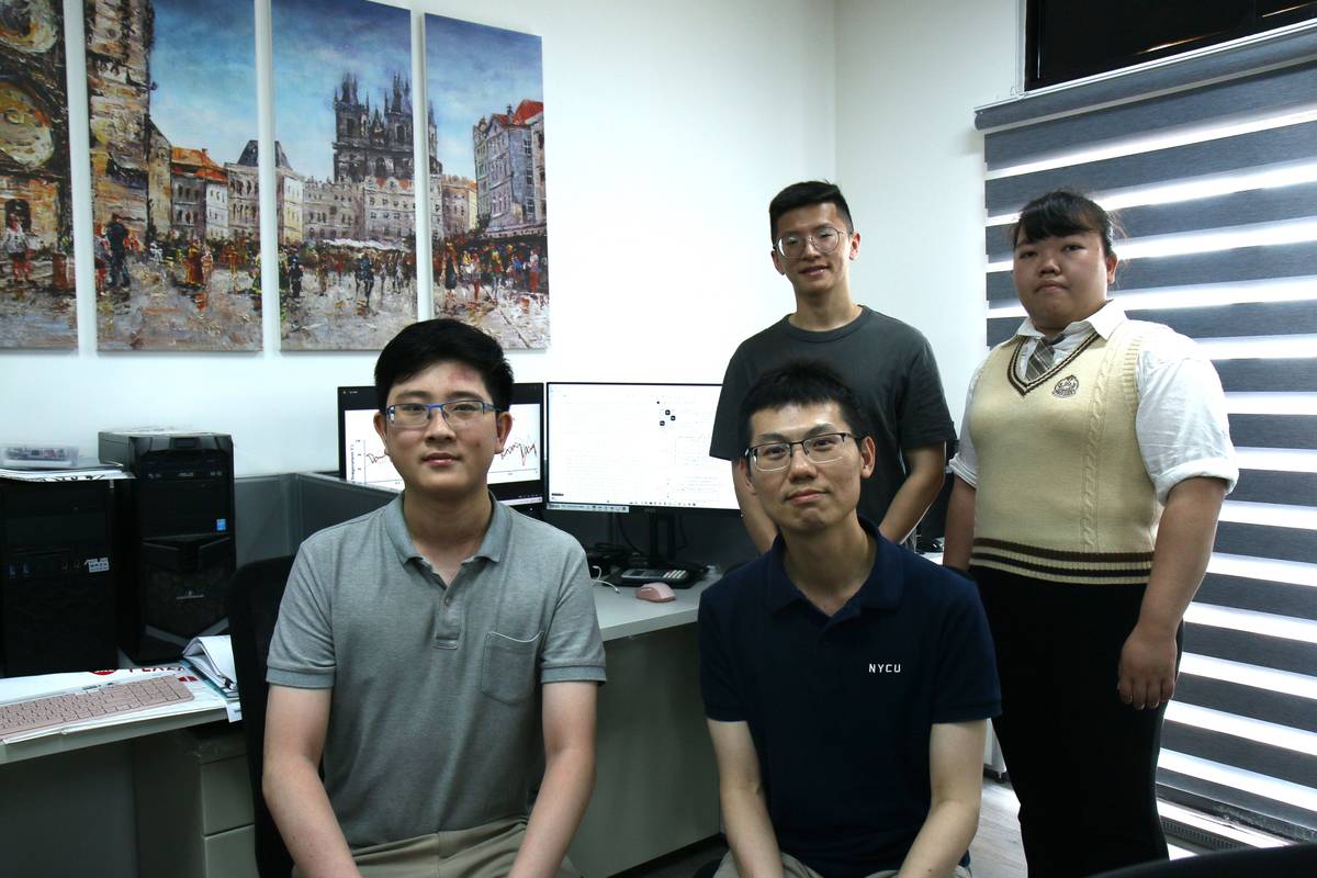 陳坤志副教授(前排右)與團隊成員。(陽明交大提供)