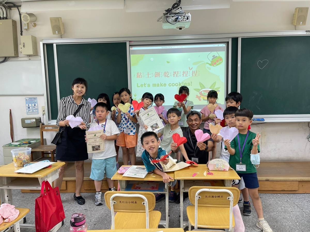 結業式上由校長頒發學員親筆簽名證書