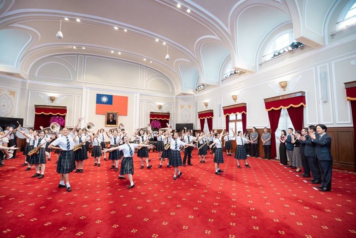 賴清德總統接見沖繩西原高校行進樂隊，並欣賞同學們的演出。(總統府提供)