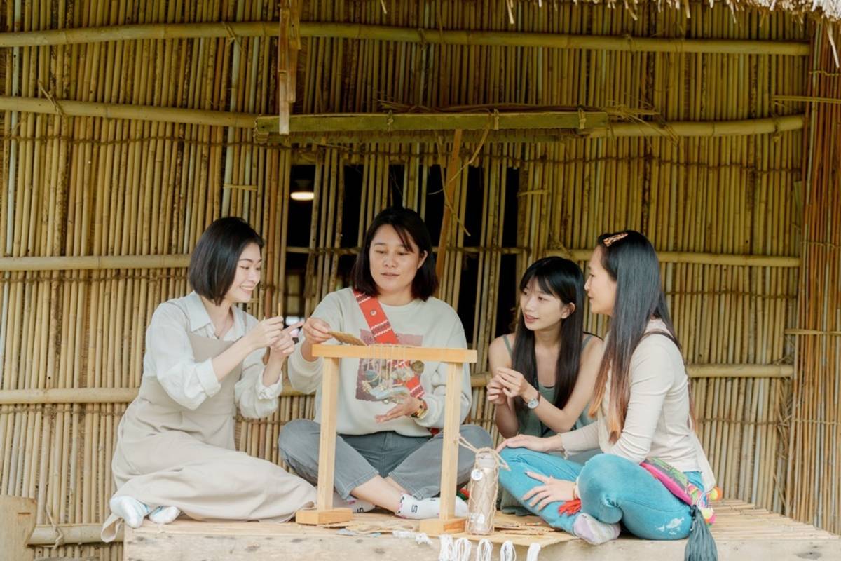 「海派編織玩家」用輪傘草做編織，感受部落手作文化的細緻情感。(東管處提供)