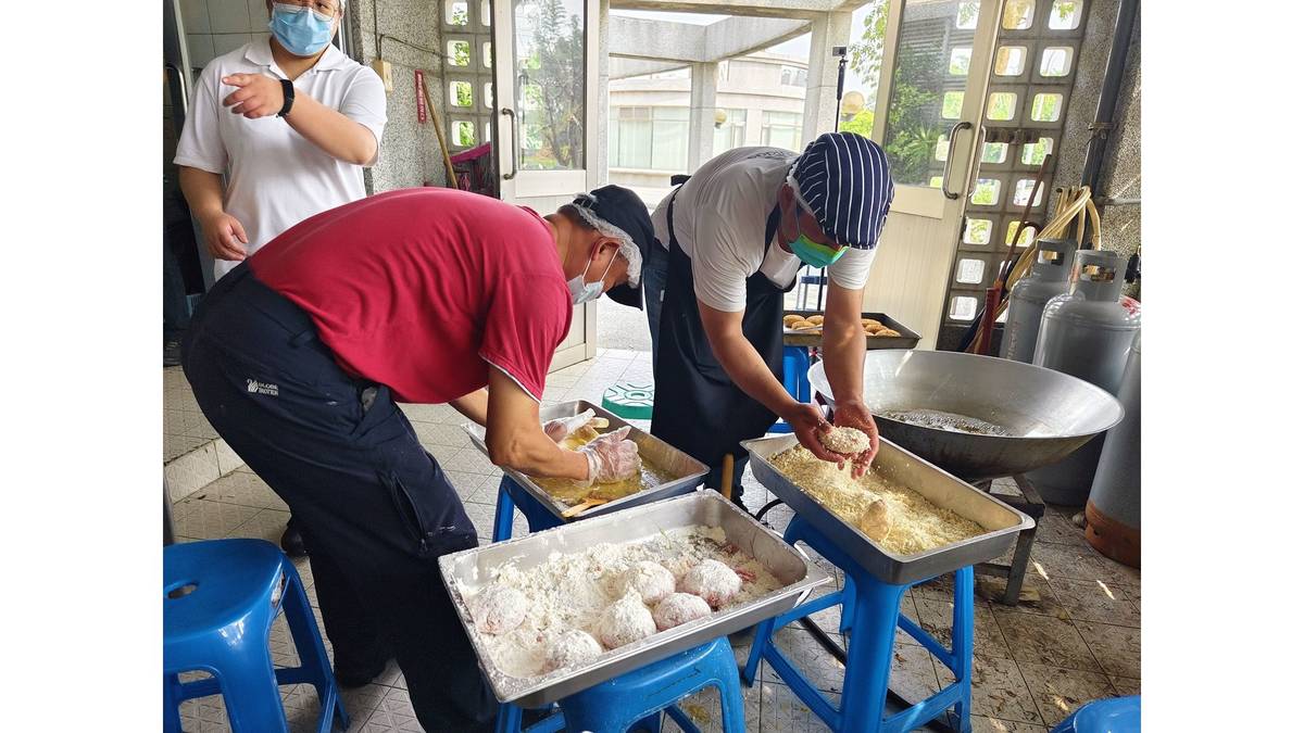 阿鴻師(右一)、班長(左一)炸素肉製作過程