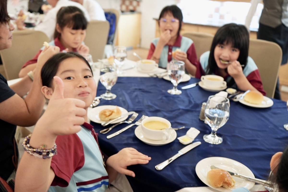 崙豐國小學生到開平餐飲學校體驗西餐