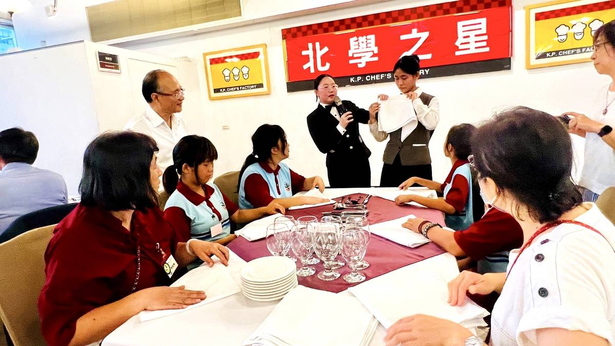 崙豐國小學生到開平餐飲學校學習用餐禮儀