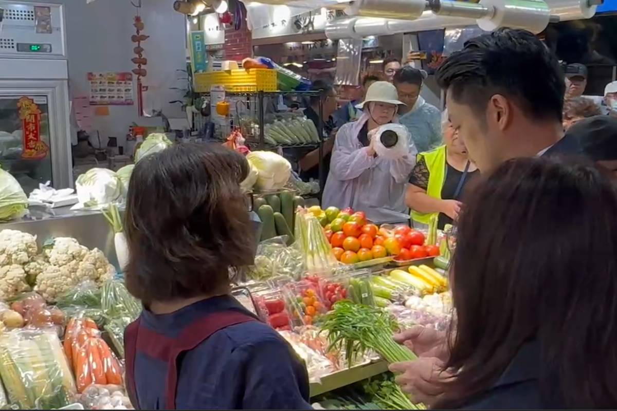 凱米颱風來襲，臺北市長蔣萬安、副市長林奕華前往南門市場關心蔬果魚肉供應情形