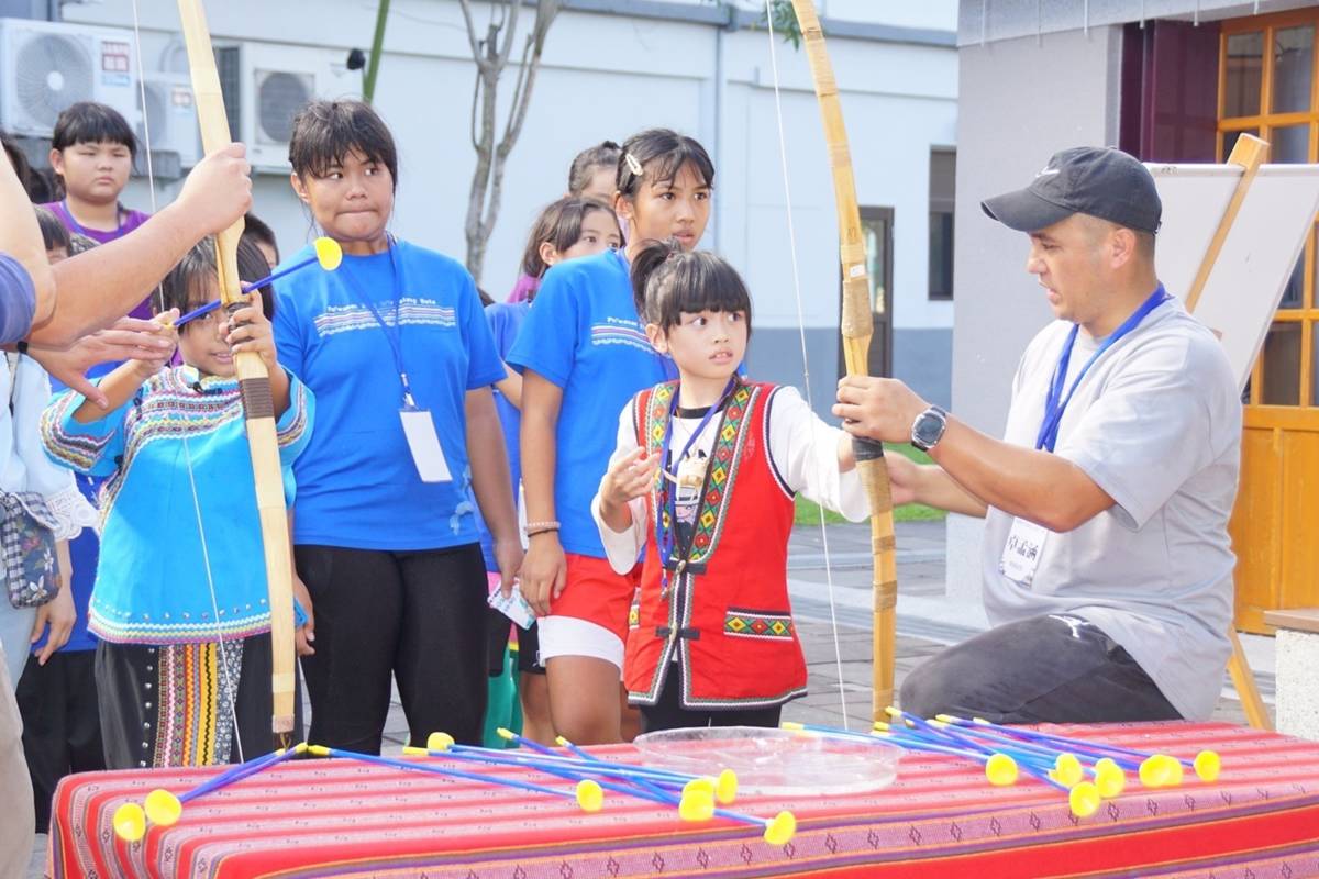 南山國小卓孟涵老師於成果展協同各校學生體驗射箭遊戲活動
