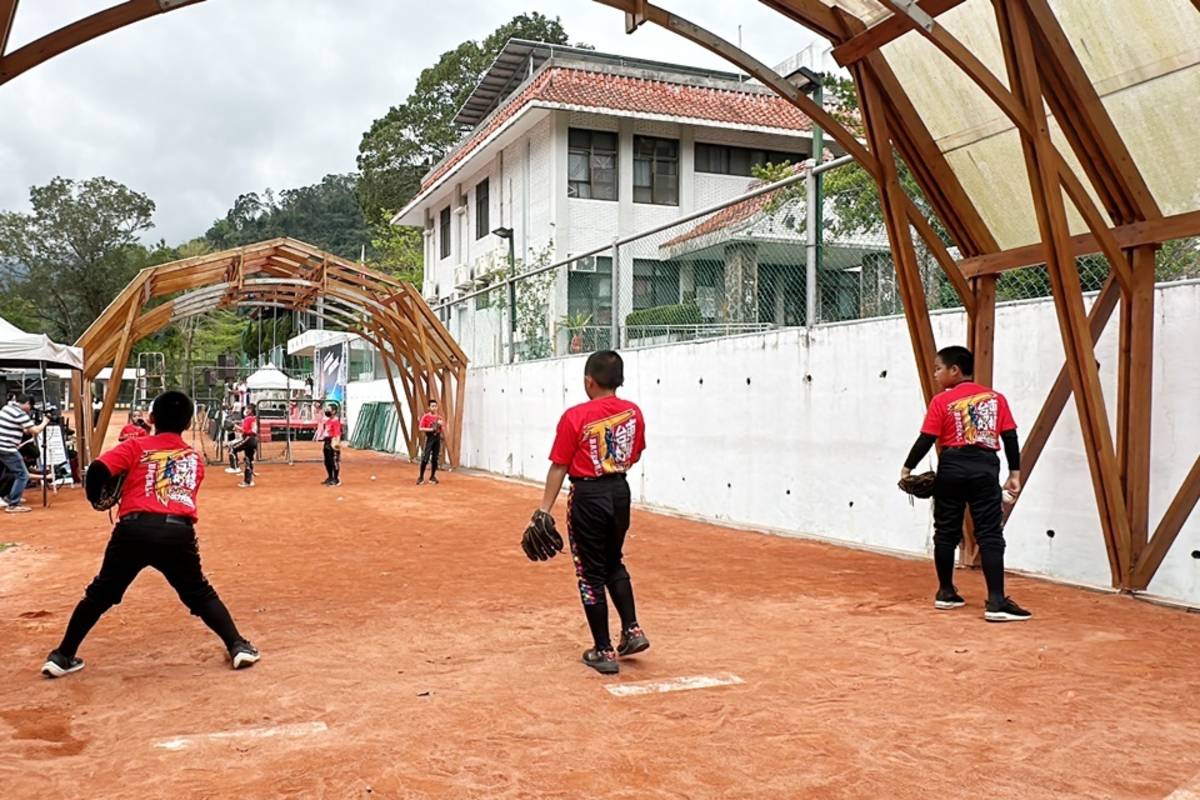 臺灣義築協會於2021年為紅葉國小建造木構牛棚，提供少棒隊遮陽擋雨的訓練場地。