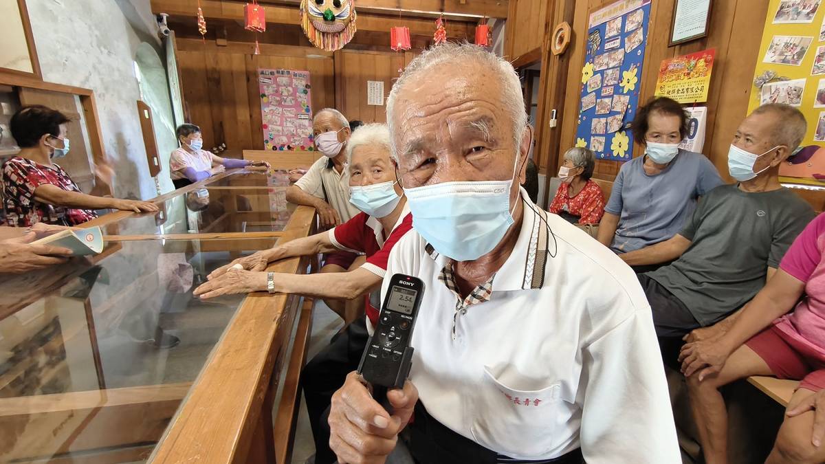 每周三 開講食堂《大愛所》 - 退休 王校長，接受訪問。