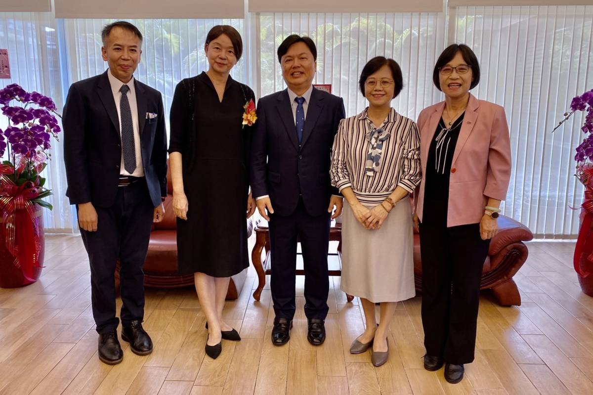 宜蘭大學校長陳威戎(中)表示，感謝吳柏青校長過去8年的領導與歷任校長帶領師生奠基，在宜大即將邁向百周年的關鍵時刻，將持續開創新局。希望打造用心傾聽與時刻思考精進的團隊，凝聚師生向心力。