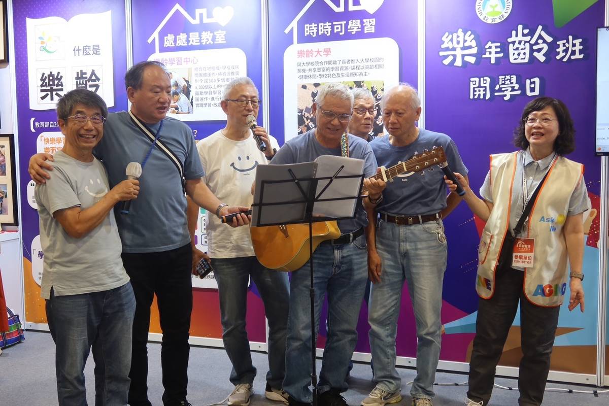 臺中市樂齡學習示範中心霸氣回甘吉他團