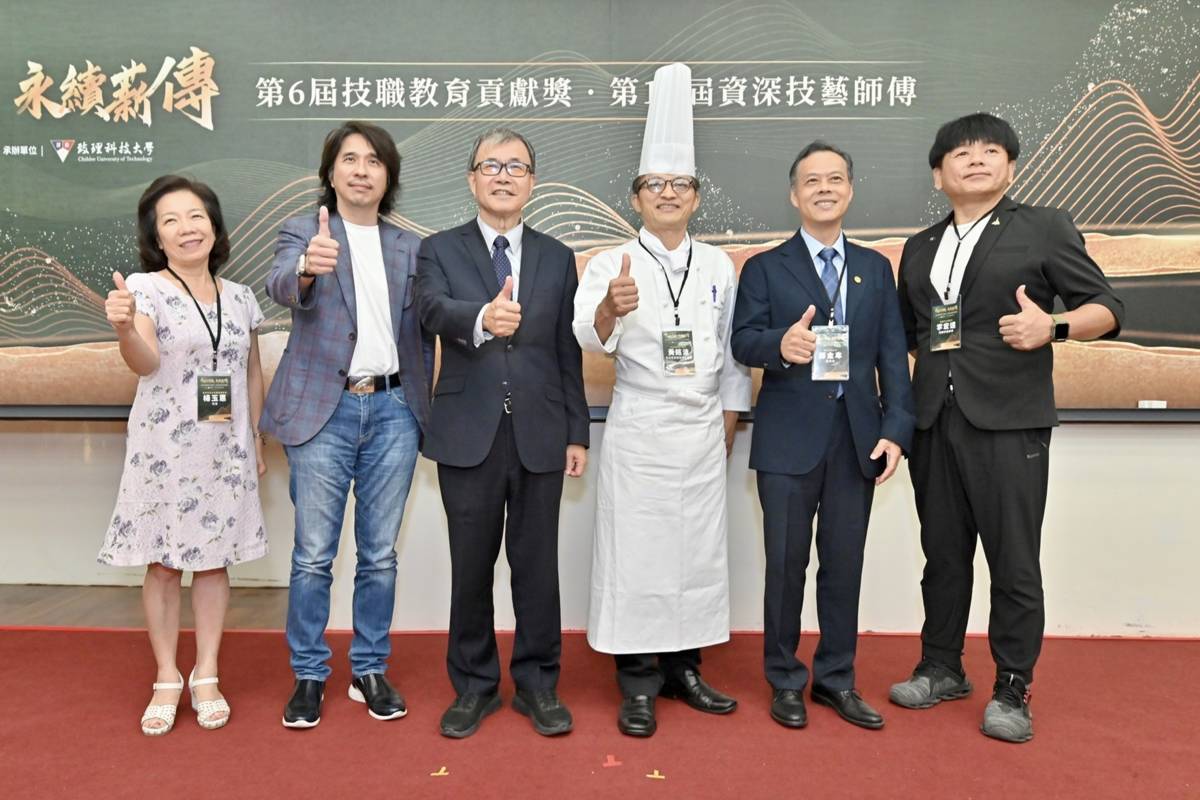 鄭英耀部長葉丙成次長楊玉惠司長與資深技藝師傅全體得獎者合影