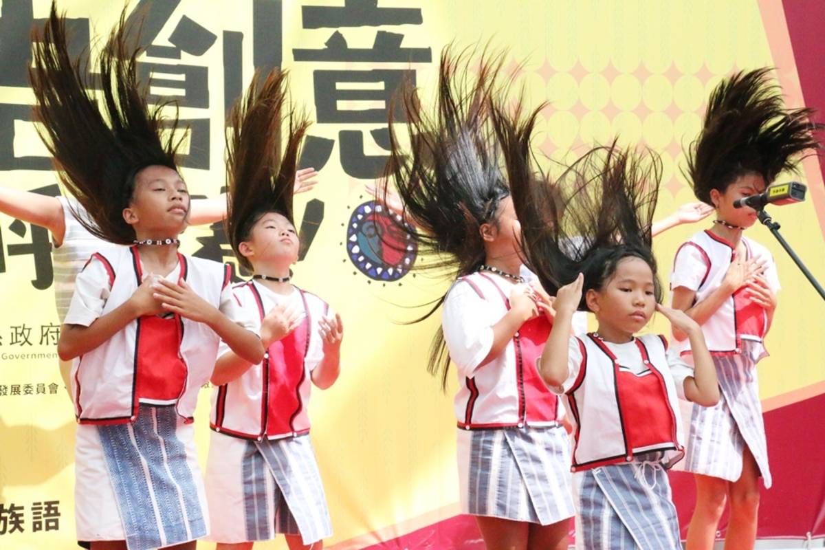 東清國小女學生穿著達悟族傳統服飾，隨著節奏整齊畫一甩動長髮，在空中劃出一道道力與美的弧線。