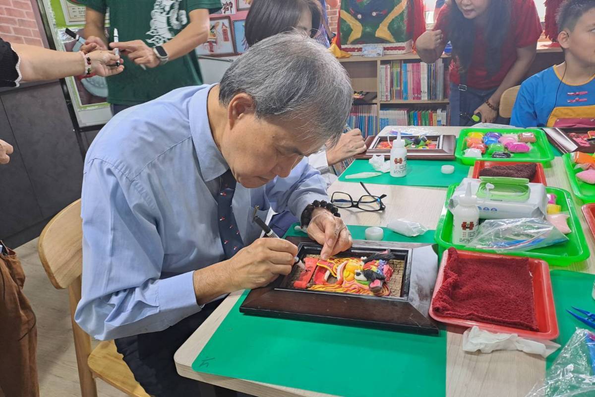 鄭部長與學童一起手作客家獅