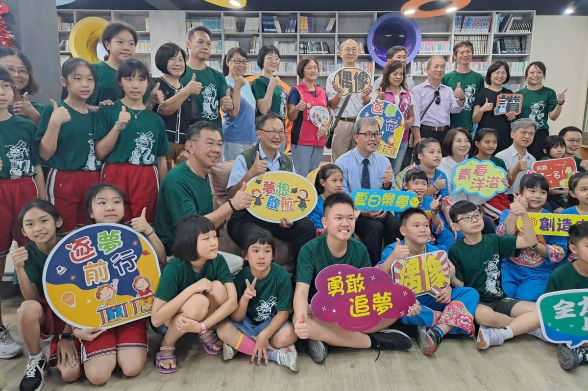 鄭部長與潮昇國小師生合影