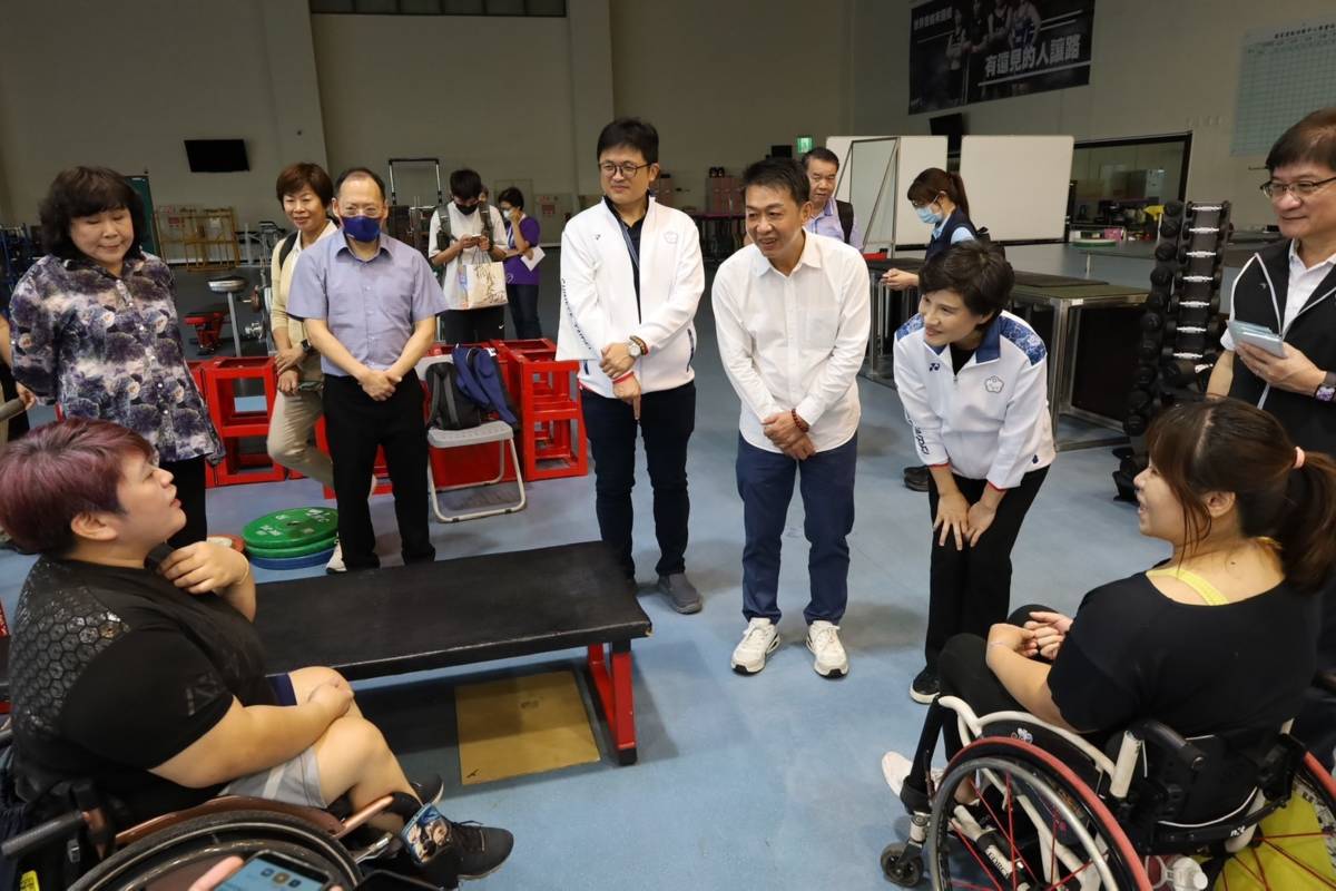 帕運選手首度長期進駐國家運動訓練中心集訓，在完善的後勤支援環境中安心備戰(右為帕運健力選手林資惠 左為健力選手林亞璇)