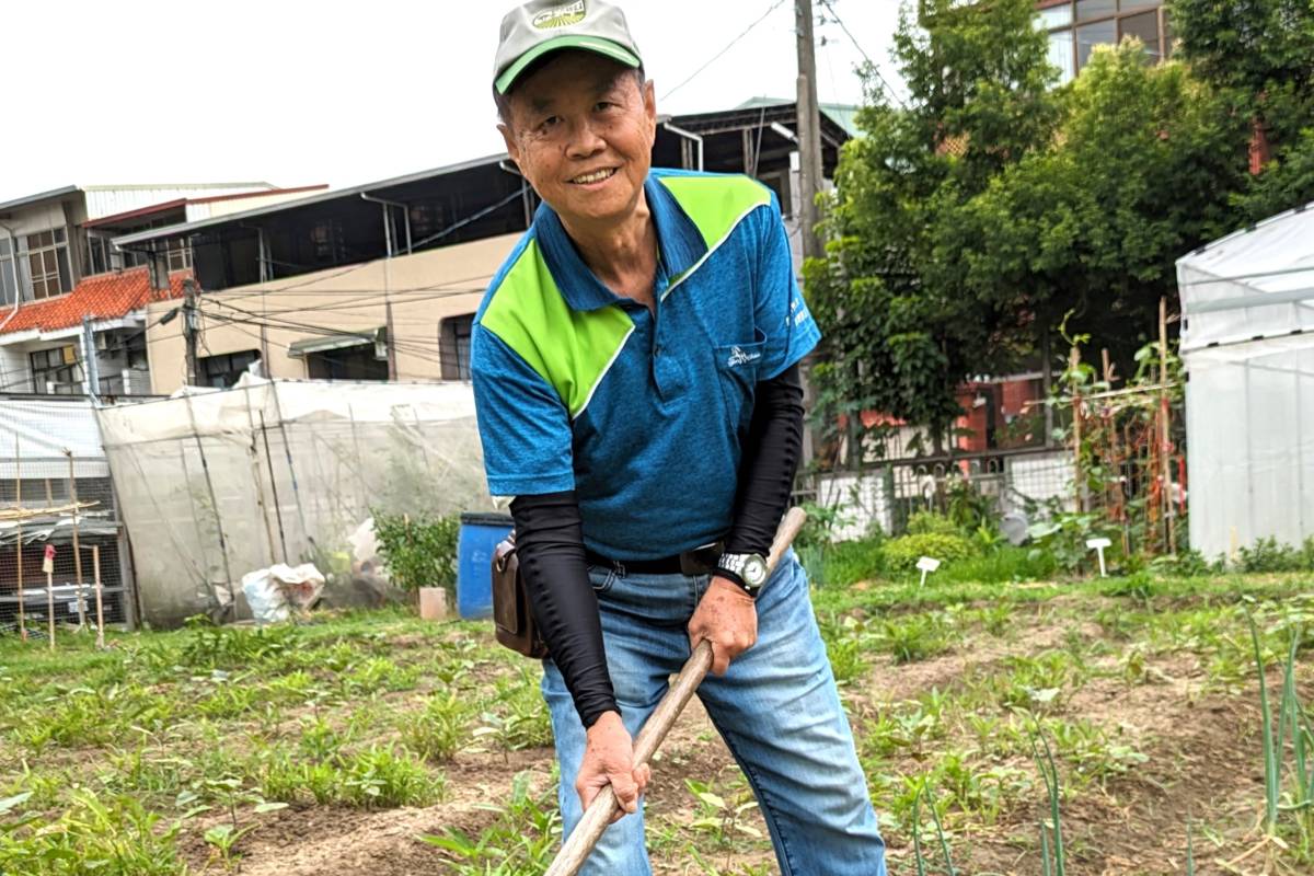  嘉義市社區大學自然農法分享班班長龔金山榮獲學習者組特優獎