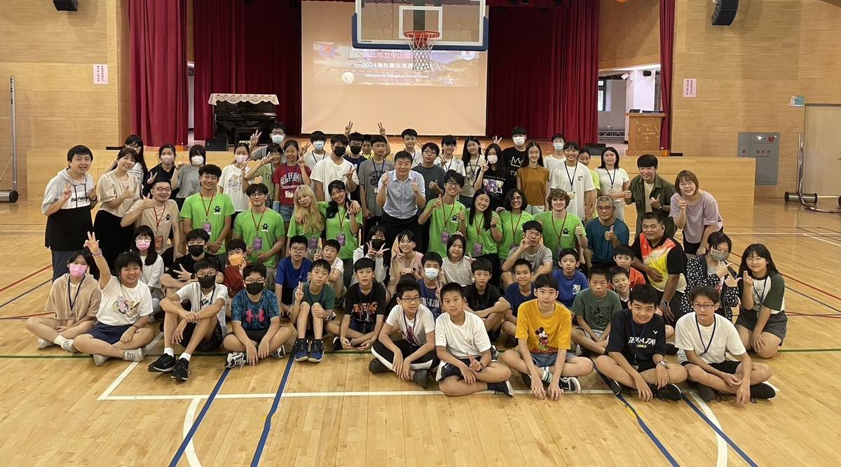 「2024海外青年志工英語服務營」結業式大合照 (北市教育局提供)