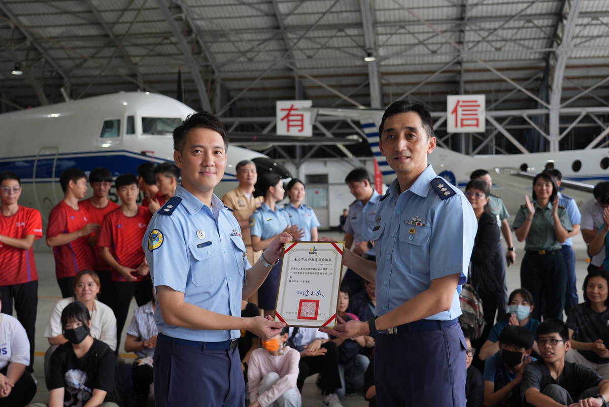 臺北市教育局頒發感謝狀，給空軍松山基地指揮部  (北市教育局提供)