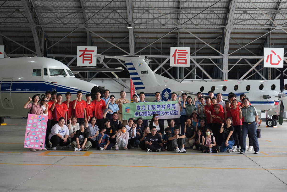 八一四空軍節北市59名師生赴空軍松山基地指揮部大合影  (北市教育局提供)