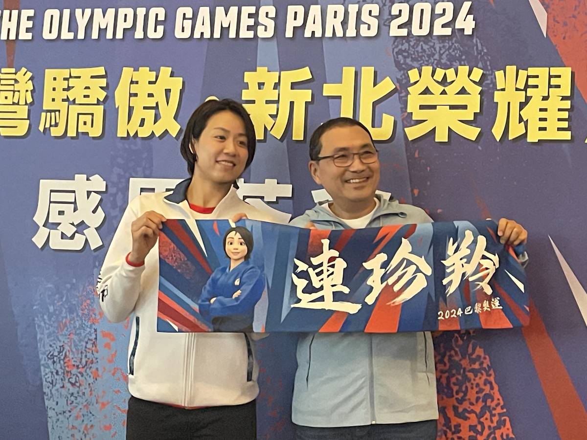 新北市長侯友宜親自致贈專屬應援毛巾給予各選手