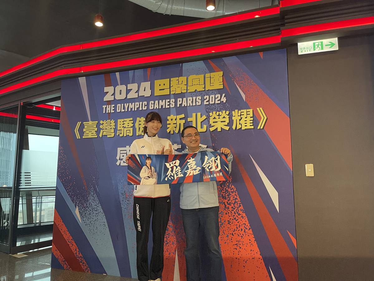 新北市長侯友宜親自致贈專屬應援毛巾給予各選手