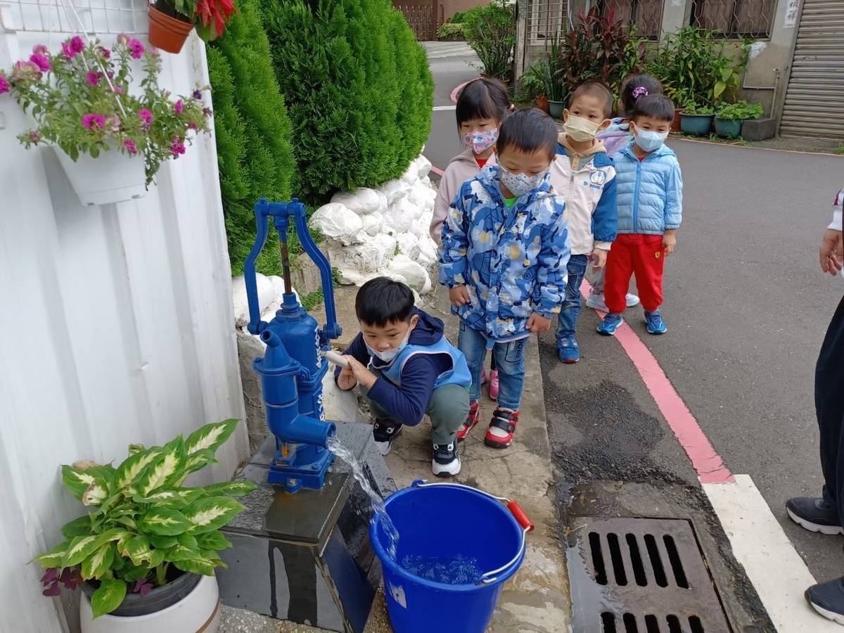 幼兒體驗打水器