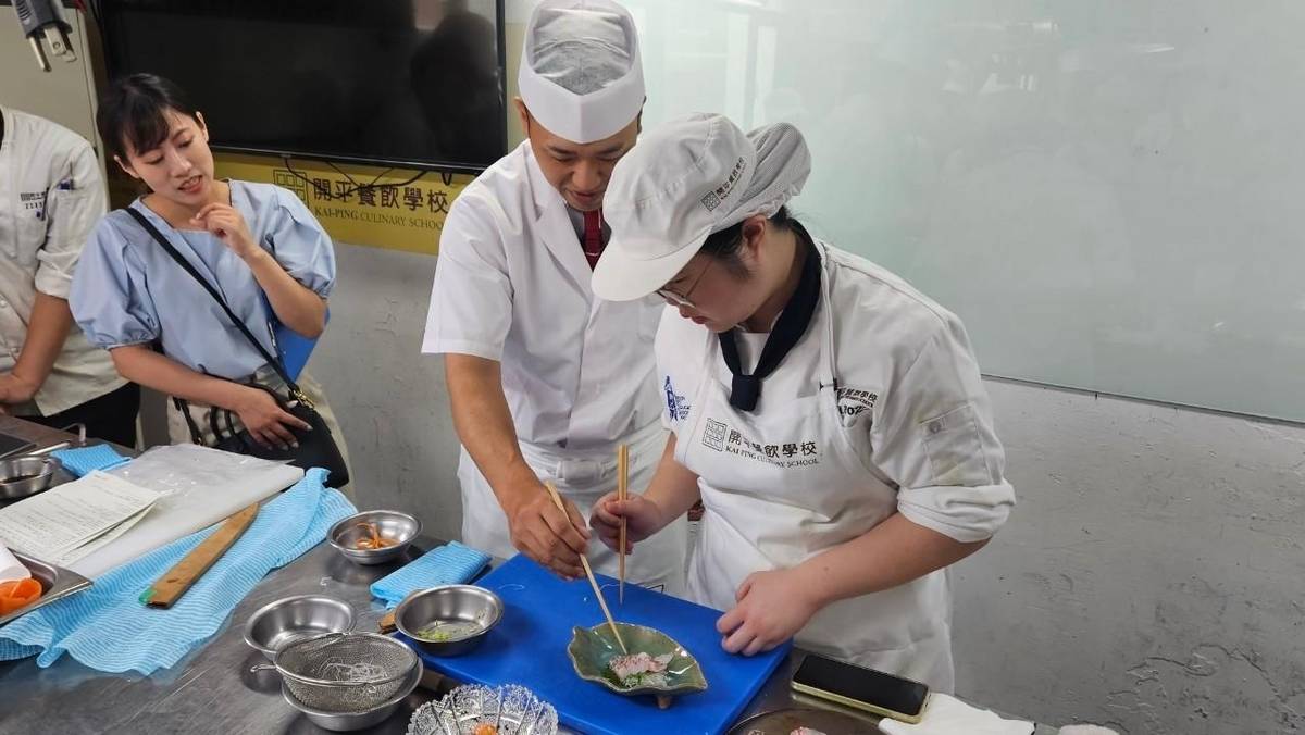 開平餐飲學生透過相可高校參訪機會，體驗平常較少接觸的日本料理工法