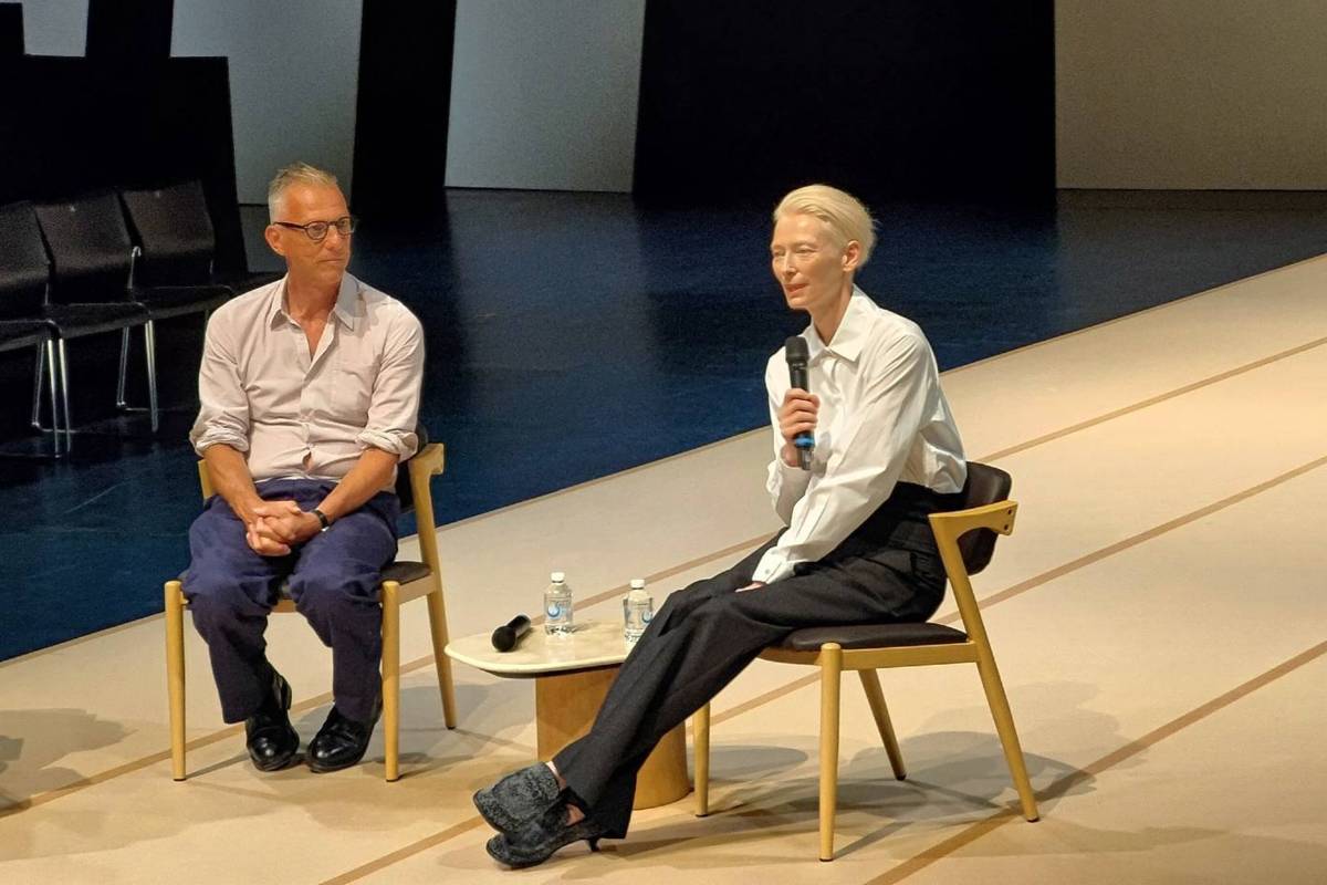 蒂妲．史雲頓(Tilda Swinton)與時尚歷史學家奧利維耶・薩亞（Olivier Saillard）接受媒體提問