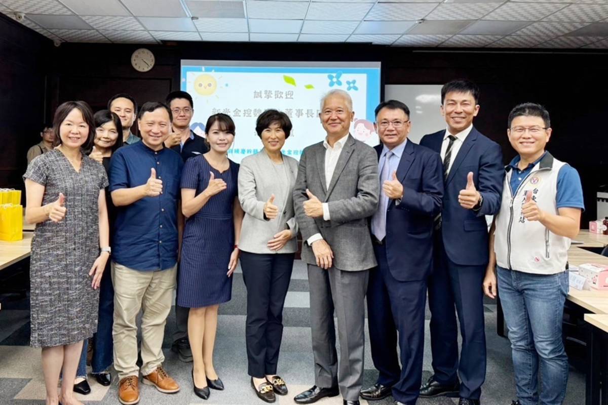 新光金控董事長魏寶生偕同卡內基訓練協理林靜芳，日前率團隊拜訪臺東縣政府，與縣長饒慶鈴、副縣長王志輝及教育處團隊深入交流，希望能將玉山計畫擴大到高中、大學生。