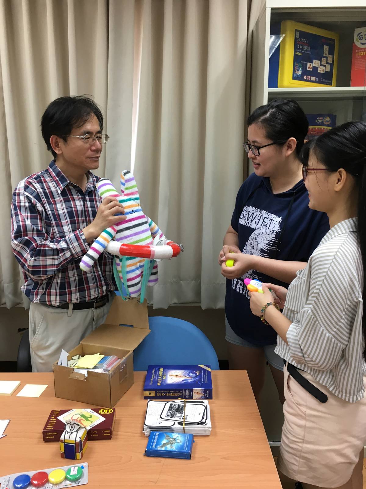 創新課程中展示與說明創新產品_林永禎教授最左。(林永禎教授提供)