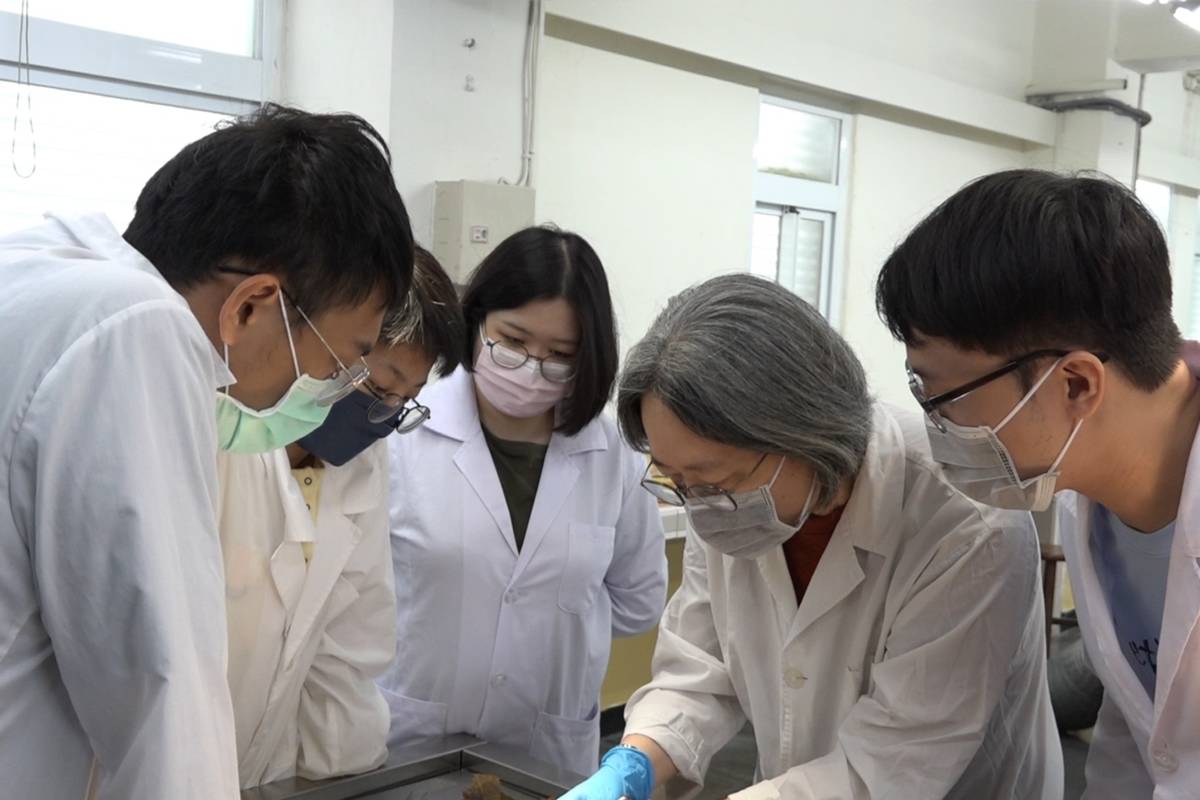 何宛怡（右二）認為，學習解剖不只是精進醫術，也是在學習一種生命教育