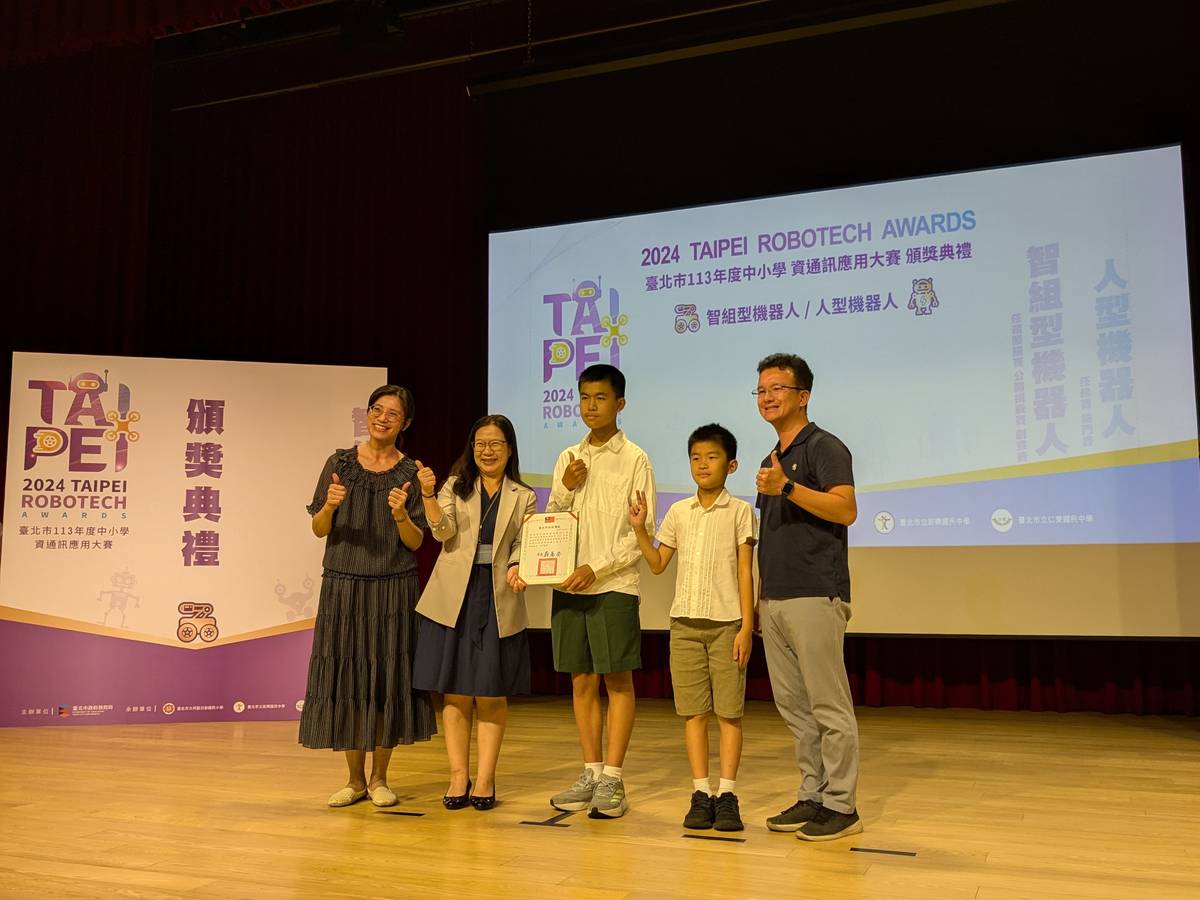 教育局陳素慧副局長(左二)勉勵學子持續投入熱情