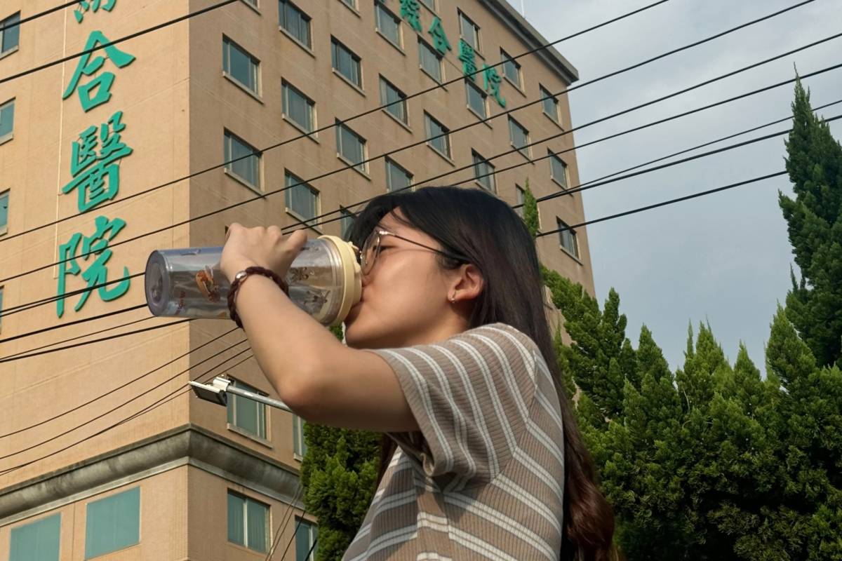 在炎熱高溫的戶外活動，要隨時補充水分