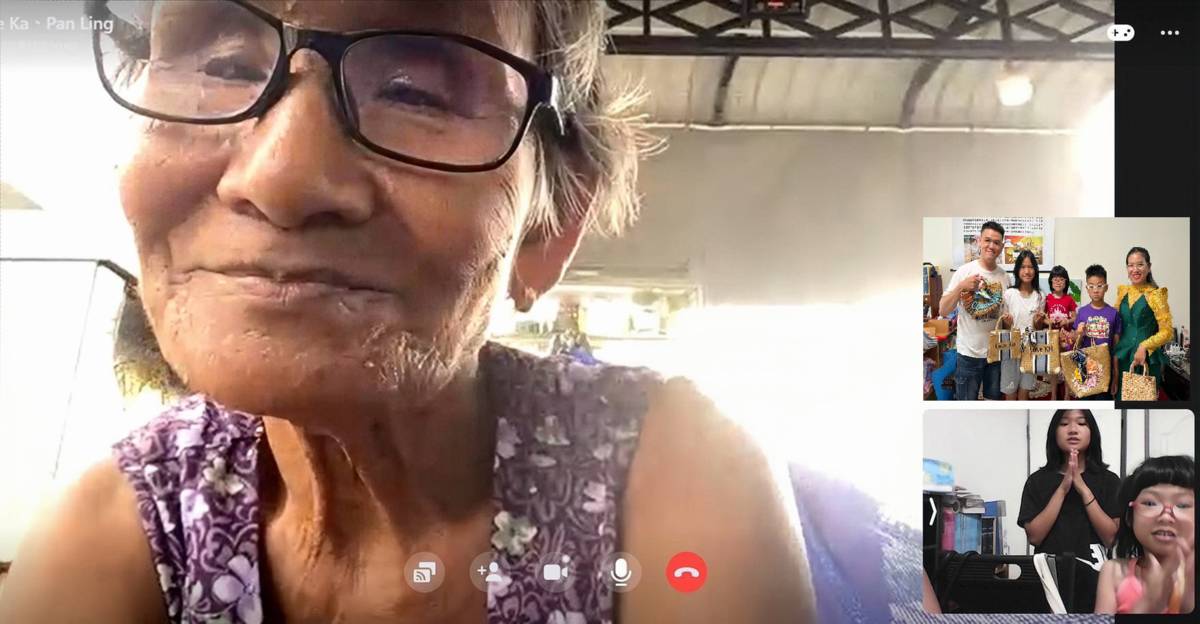 鷺江國小李婕芳同學(右二)和家人唱著柬埔寨語的《祝你生日快樂》