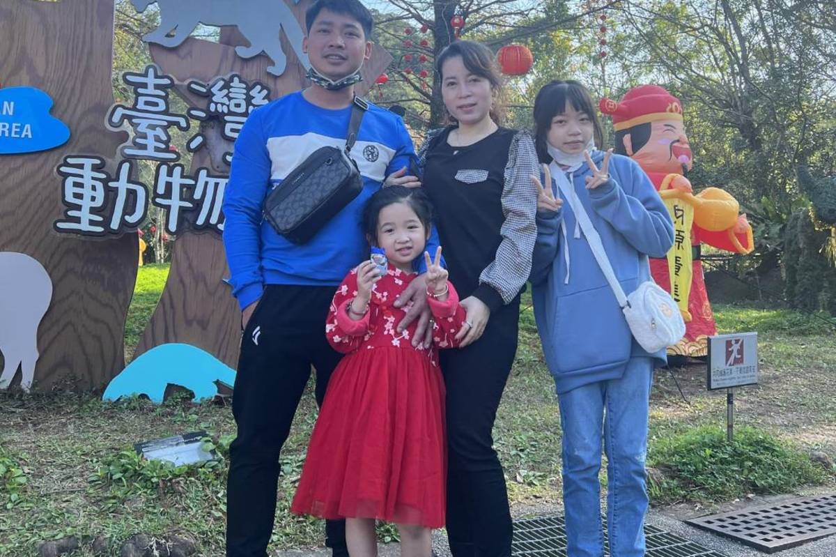 五股國中范紋禎同學(右一)以越南兒歌《全家相親相愛》表達父母對故鄉的依戀